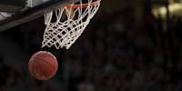 美国职业篮球联赛NBA季后赛激烈对抗，球员扣篮精彩镜头